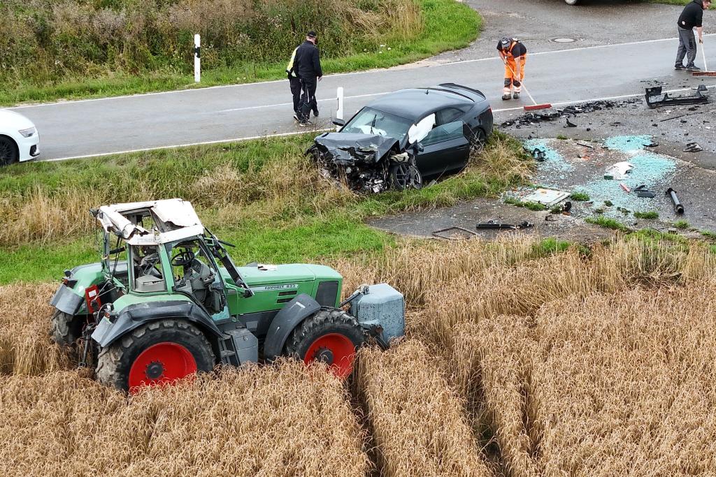 Bei dem Überschlag wurde ein vierjähriger Junge aus dem Traktor geschleudert und schwer verletzt. - Foto: Philipp André/onw-images/dpa