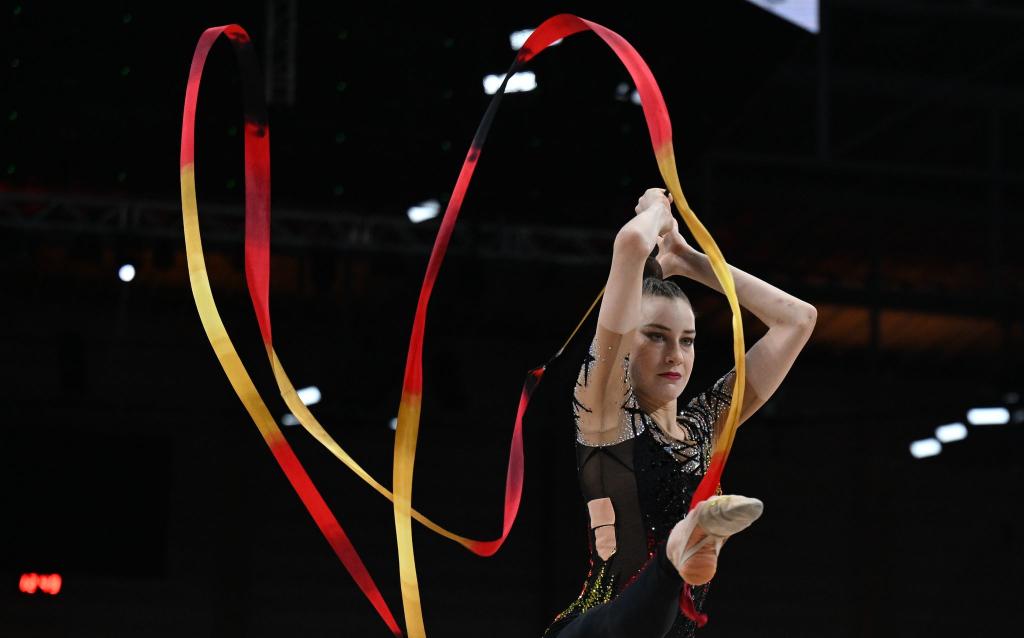 Turnen/Rhythmische Sportgymnastik: Deutsche Meisterschaft, Entscheidung Band, Frauen. Darja Varfolomeev mit ihrer Übung. - Foto: Hendrik Schmidt/dpa
