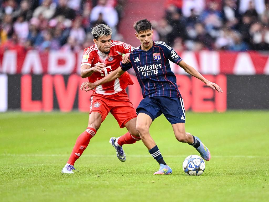 Neuzugang Luis Díaz (l) deutet im ersten Testspiel des FC Bayern seine Klasse an. - Foto: Harry Langer/dpa
