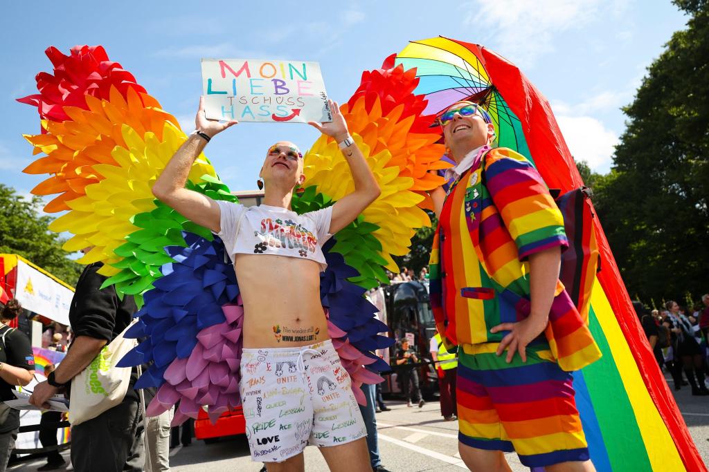 Bunt, laut und politisch: Die Pride Parade in Hamburg findet zum 45. Mal statt. - Foto: Christian Charisius/dpa