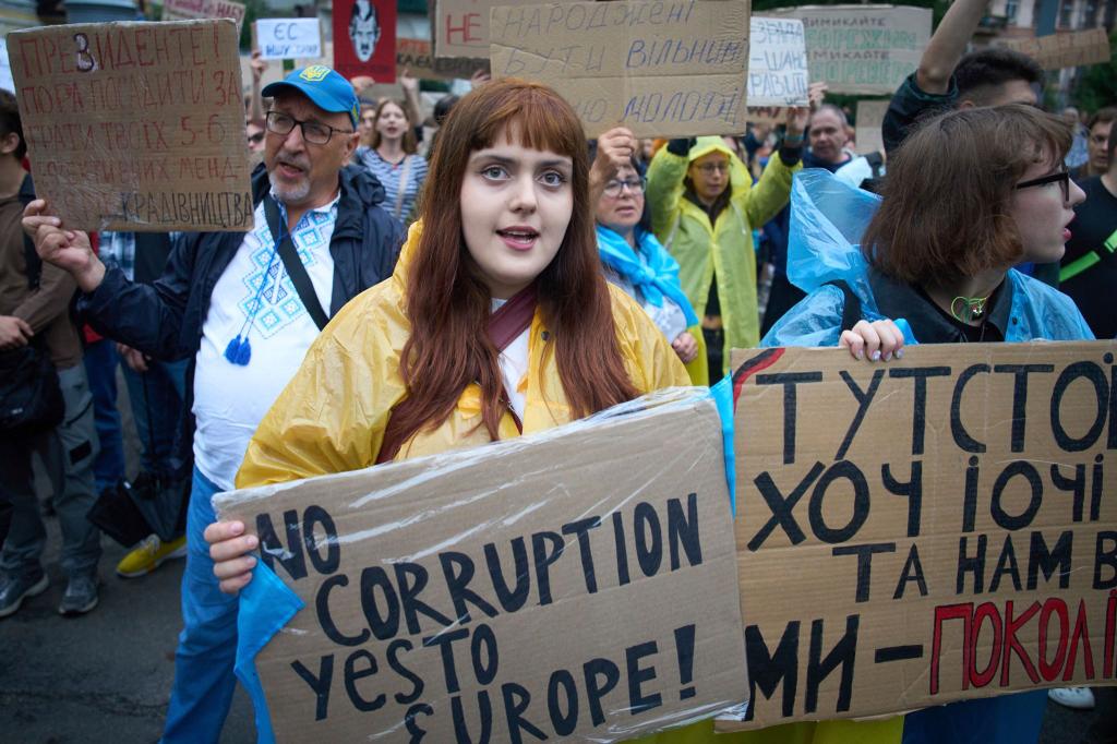 Gegen die ausufernde Korruption in der Ukraine hatte es zuletzt auch die größten Proteste seit Beginn des russischen Angriffskrieges gegeben. (Archivbild) - Foto: Efrem Lukatsky/AP/dpa