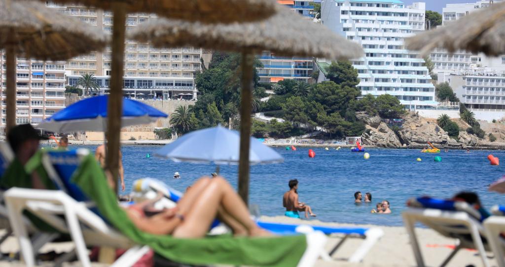 Ob Strand oder Berge: Die Deutschen wollen selbst bestimmen, wie sie ihren Urlaub verbringen. (Symbolbild) - Foto: Clara Margais/dpa/dpa-tmn