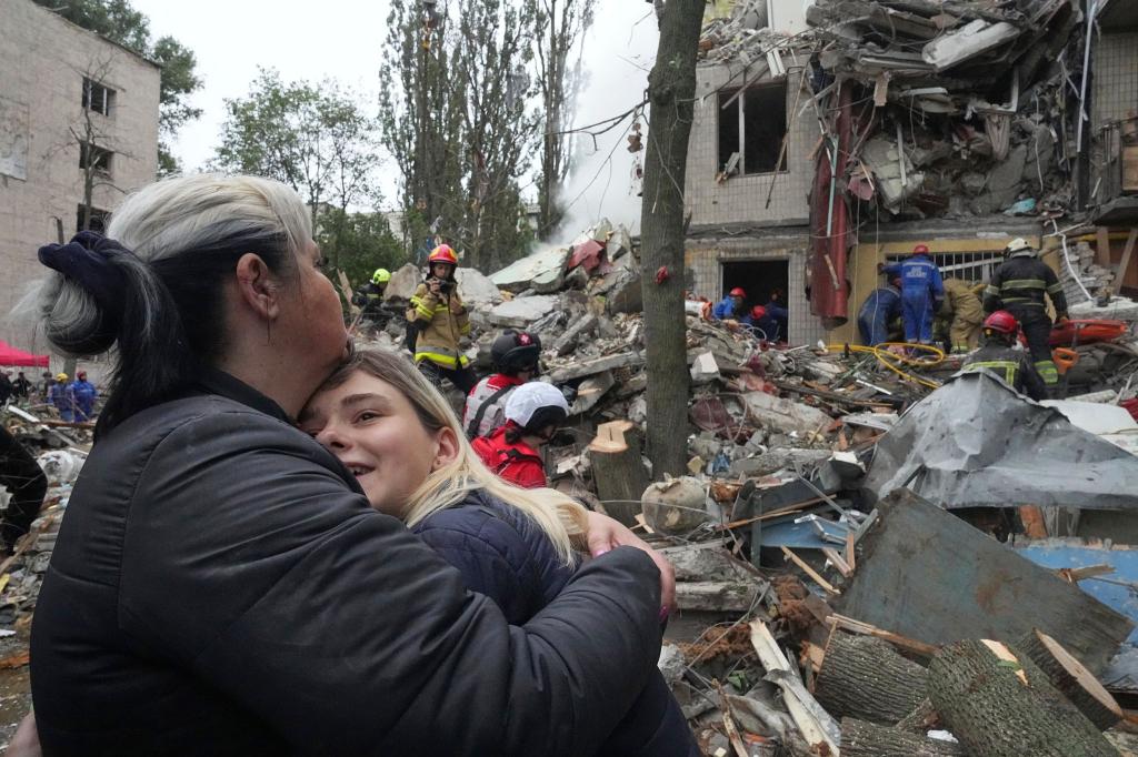 Die ukrainische Haupstadt Kiew ist regelmäßig Ziel russischer Luftangriffe mit Drohnen und Raketen. - Foto: Efrem Lukatsky/AP/dpa