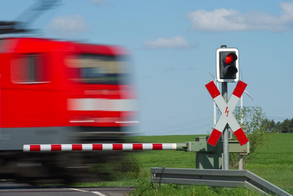 Ein Lkw-Fahrer zog das Auto der 78-Jährigen von den Gleisen, Sekunden bevor ein Zug durchfuhr. (Symbolbild) - Foto: Patrick Pleul/dpa-Zentralbild/dpa