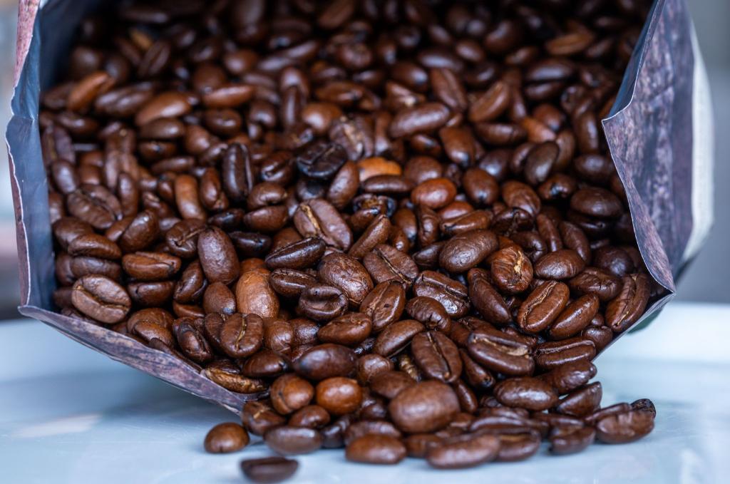 Die Polizei ermittelt nun zu den genauen Umständen der Kaffee-Diebstähle im Landkreis Passau. (Symbolbild) - Foto: Jens Büttner/dpa