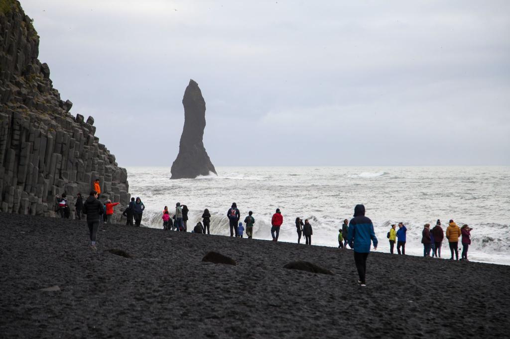 Am Strand Reynisfjara kam es am Wochenende zu einem tragischen Unglück. (Archivbild) - Foto: Steffen Trumpf/dpa