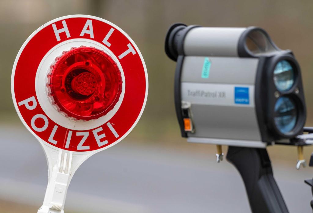 In mehreren Bundesländern will die Polizei die Geschwindigkeit von Fahrzeugen messen. (Symboldbild) - Foto: Stefan Sauer/dpa