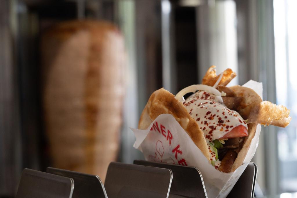 Ein Klassiker der deutschen Imbisskultur: Der Döner gehört für viele zum Alltag – doch in dem schnellen Snack steckt harte Arbeit. (Archivbild) - Foto: Markus Lenhardt/dpa