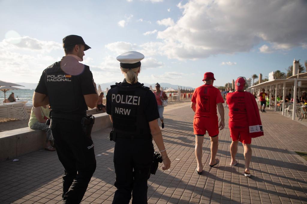 Auch deutsche Polizisten patrouillieren im Sommer an der Playa. (Archivfoto) - Foto: Clara Margais/dpa