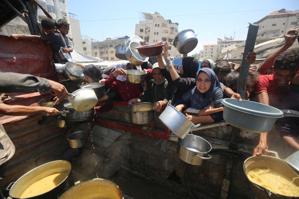 Palästinenser warten inmitten einer Hungerkrise auf Lebensmittel aus einer Wohltätigkeitsküche. (Archivbild) - Foto: Omar Ashtawy/APA Images via ZUMA Press Wire/dpa