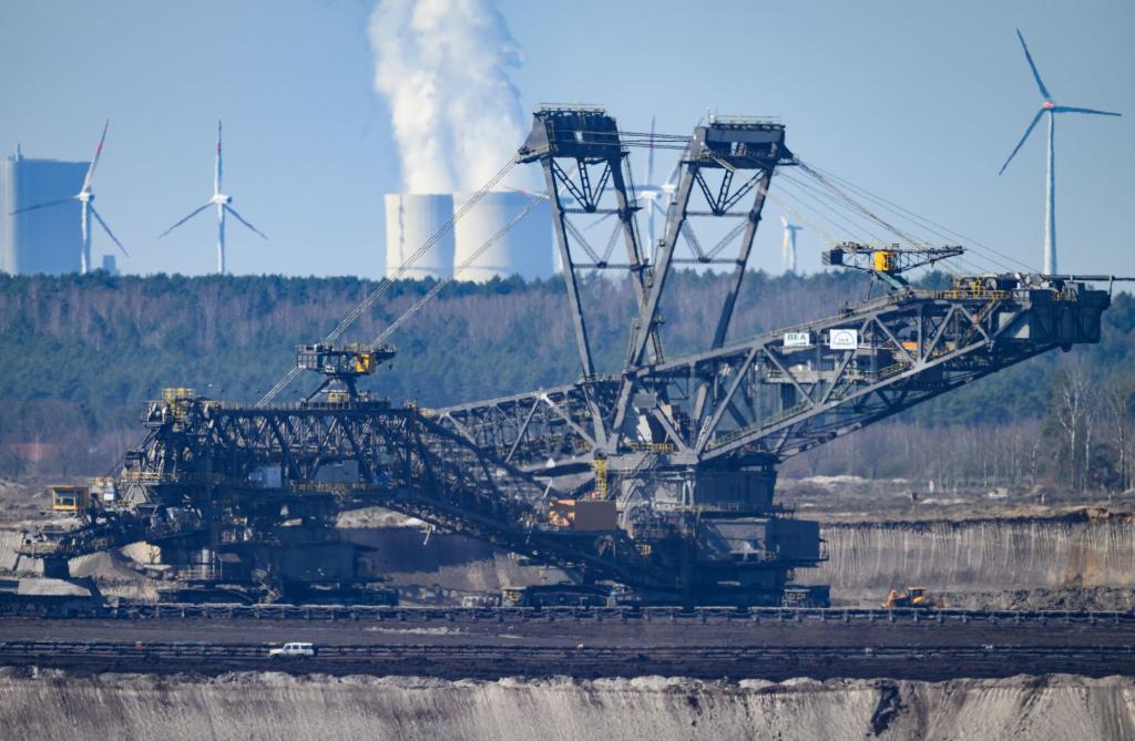 Gaskraftwerke sollen vielerorts Kohlemeiler ersetzen - auch in Ostdeutschland, wie Wirtschaftsministerin Reiche betont. (Archivbild) - Foto: Robert Michael/dpa