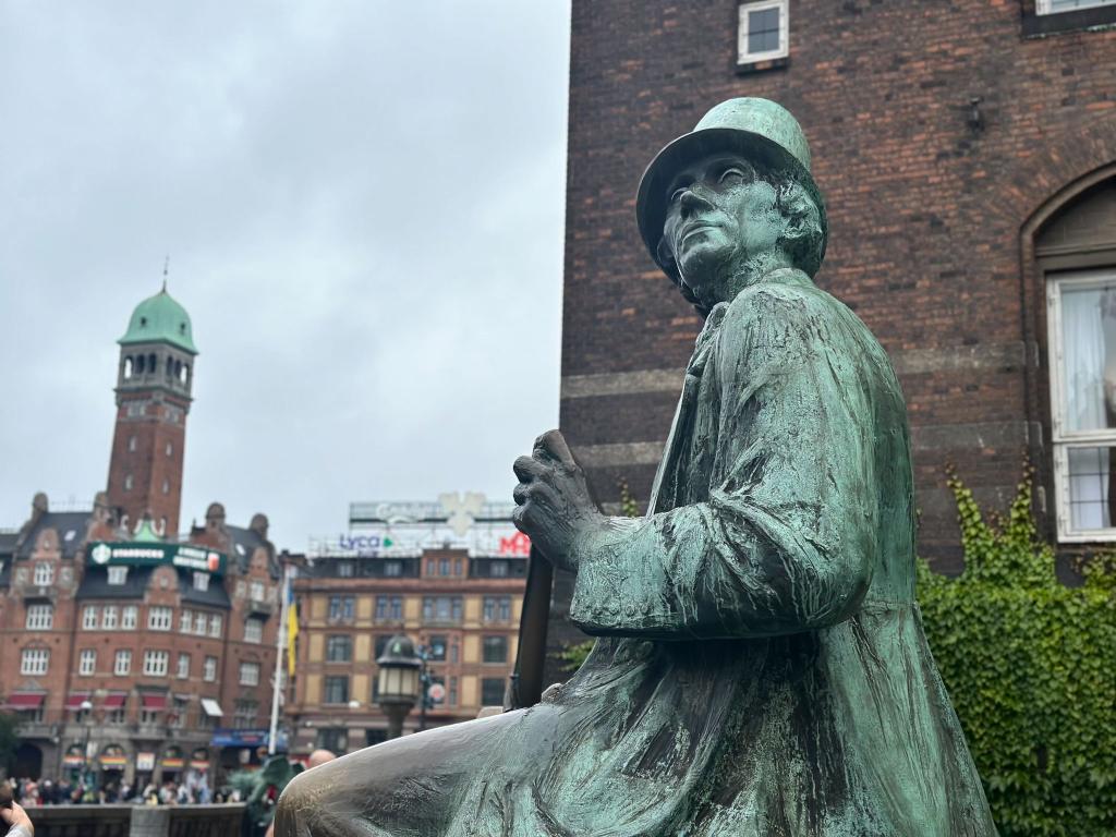 Eine Statue zu Ehren des dänischen Nationaldichters H.C. Andersen steht vor dem Rathaus von Kopenhagen. - Foto: Steffen Trumpf/dpa