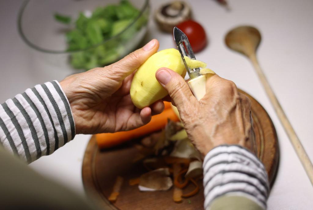 Als gesund gelten täglich fünf Portionen Obst und Gemüse (Archivbild). - Foto: Karl-Josef Hildenbrand/dpa