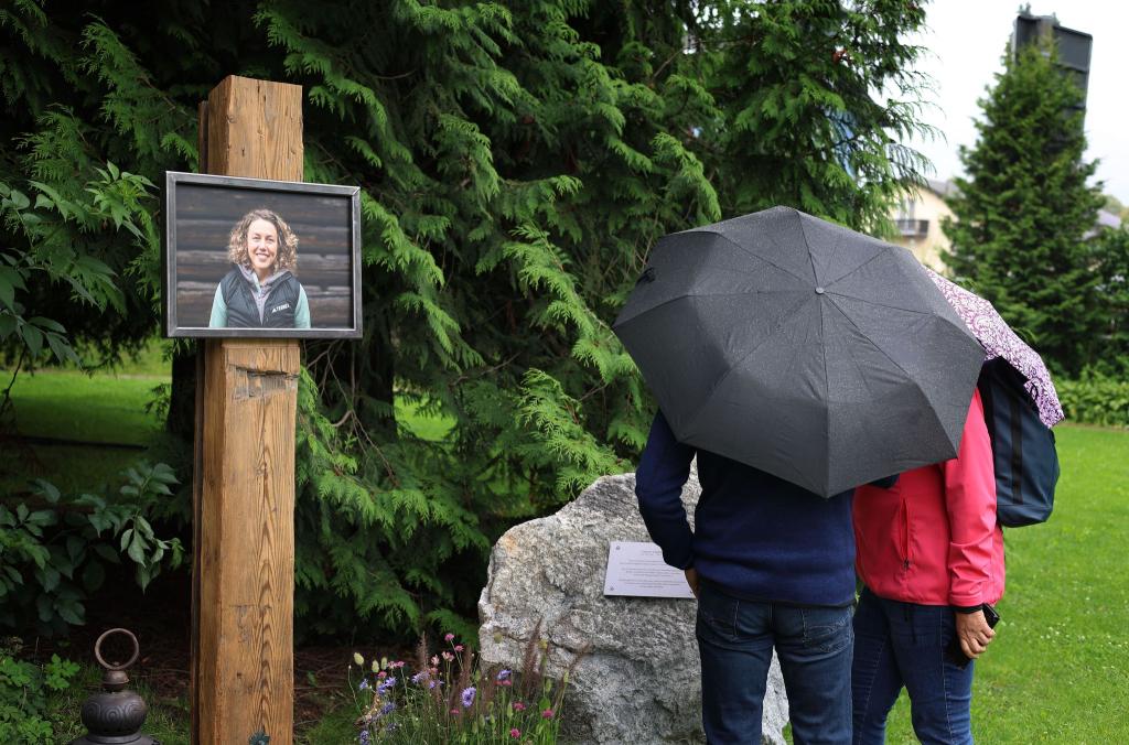 Im Partenkirchener Kurpark wurde schon ein temporärer Gedenkort eingerichtet. - Foto: Karl-Josef Hildenbrand/dpa