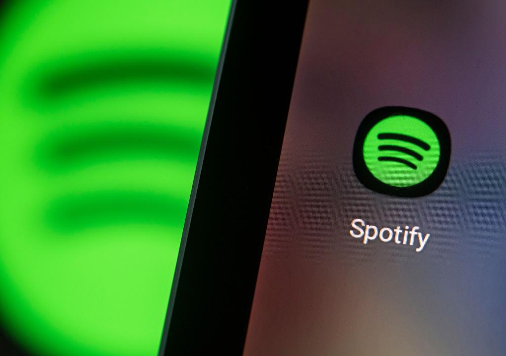Der Preis für Spotify-Abos steigt im September. (Archivbild) - Foto: Fabian Sommer/dpa