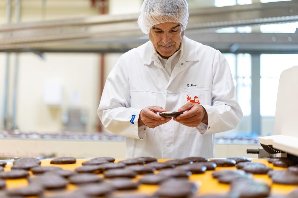Schon bald kommen die ersten Lebkuchen, Stollen und Zimtsterne in den Handel. - Foto: Daniel Karmann/dpa
