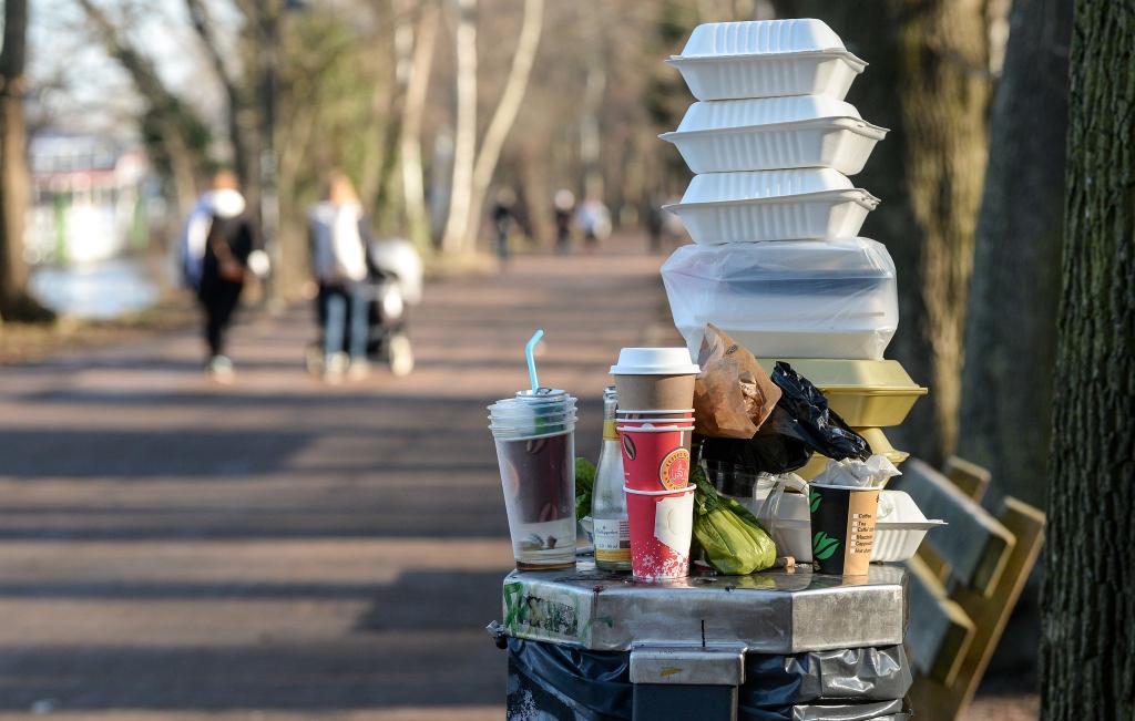 Es wird immer noch zu viel Einweg-Plastik produziert und verwendet. (Archivbild) - Foto: Jens Kalaene/dpa-Zentralbild/ZB