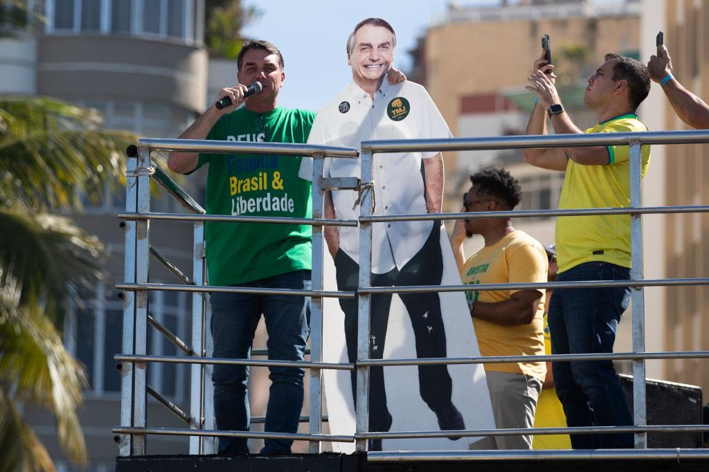 Flavio Bolsonaro stellte seinen Vater über Lautsprecher kurz zu den Demonstrierenden durch. - Foto: Bruna Prado/AP/dpa