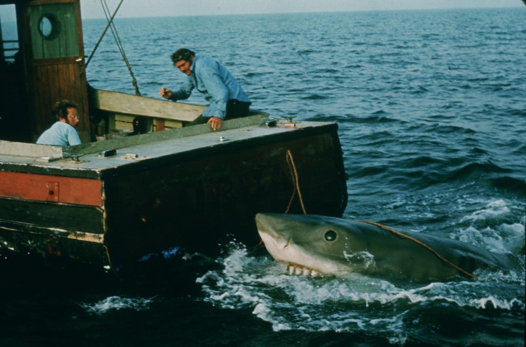 Der Film gilt als Geburtsstunde des Sommer-Blockbusters. Hier zu sehen Richard Dreyfuss (l) als Meeresbiologe und Robert Shaw (r) als Haifänger Quint. - Foto: Universal Pictures/dpa