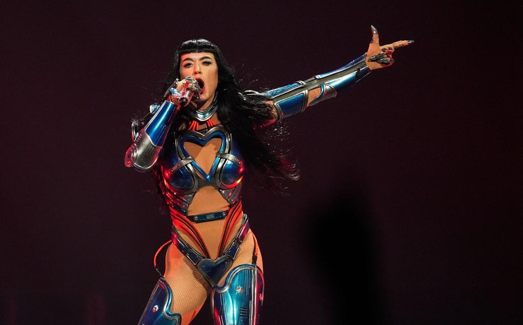Beim medizinischen Notfall eines Fans hat Popstar Katy Perry umsichtig reagiert. (Archivbild) - Foto: Chris Pizzello/Invision/AP/dpa