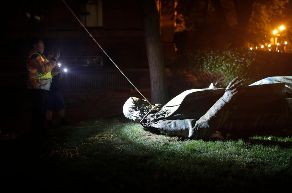 Im Zuge der Black-Lives-Matter-Proteste stürzten Demonstranten in den USA mehrere Statuen historischer Figuren, die sie in Verbindung mit Rassismus brachten. (Archivbild) - Foto: Maya Alleruzzo/AP/dpa