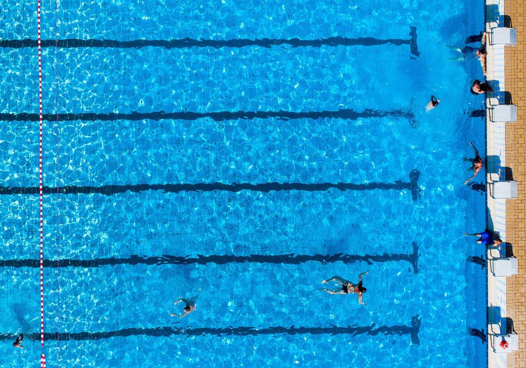 In manch einer Kommune ist für das Schwimmbad kein Geld mehr da. (Archivbild) - Foto: Christoph Reichwein/dpa
