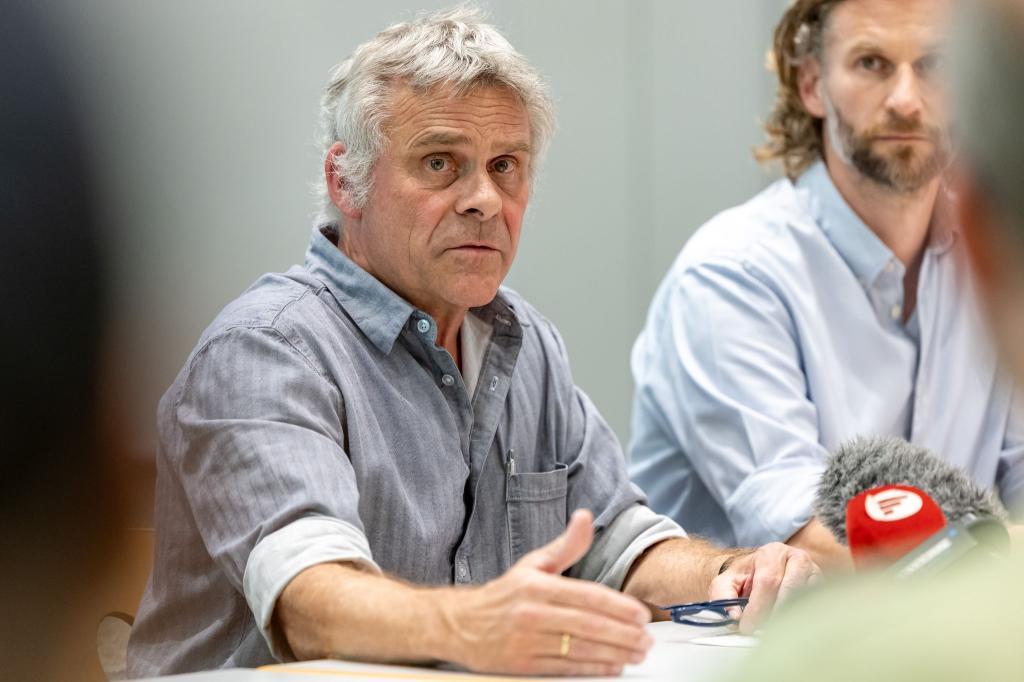 Der Direktor des Nürnberger Tiergartens, Dag Encke, hat nach der Tötung von Pavianen Morddrohungen erhalten. Rechts neben ihm sitzt sein Stellvertreter Jörg Beckmann. (Archivbild) - Foto: Daniel Karmann/dpa