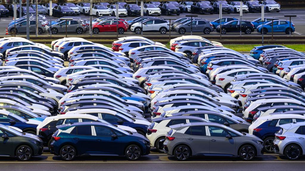 Im Juli kamen etwa elf Prozent mehr Neuwagen auf die Straßen in Deutschland als im Vorjahresmonat. (Archivbild) - Foto: Hendrik Schmidt/dpa