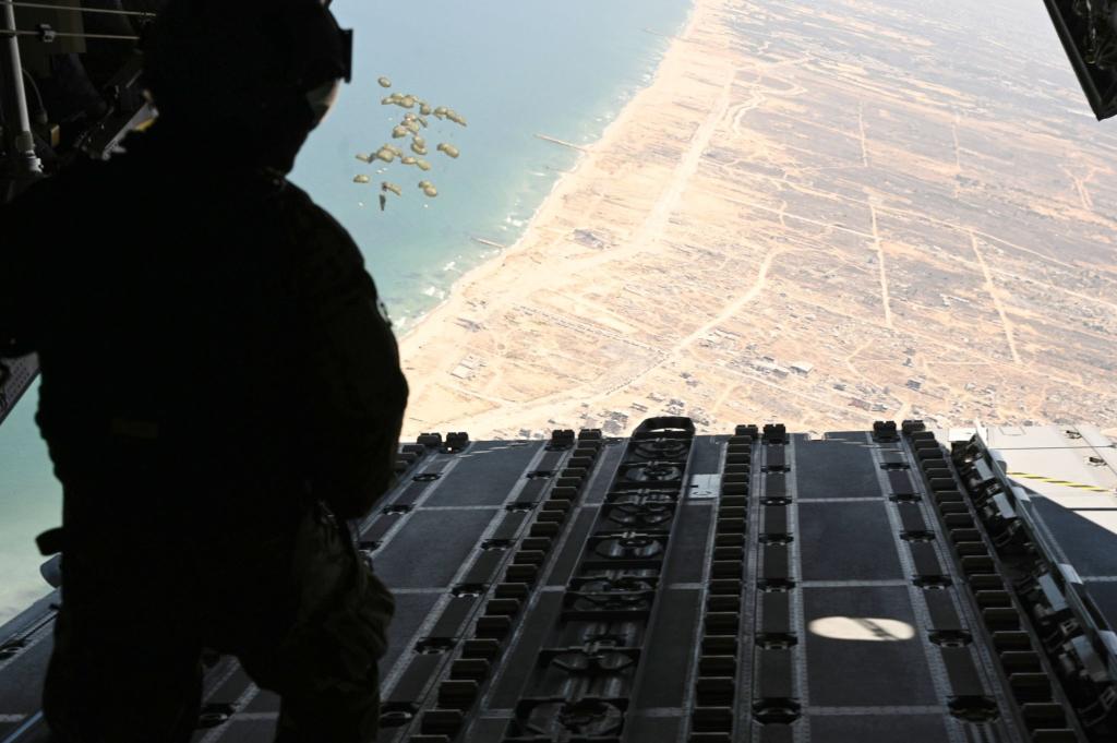 Der Blick nach unten zeigt die Zerstörung. - Foto: Sven Käuler/dpa