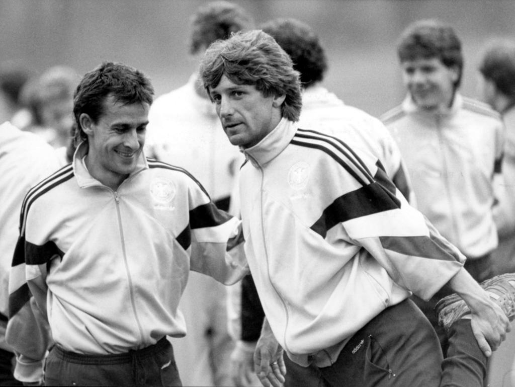 Der ehemalige Fußball-Nationalspieler Frank Mill ist tot. - Foto: Bernd Weissbrod/dpa