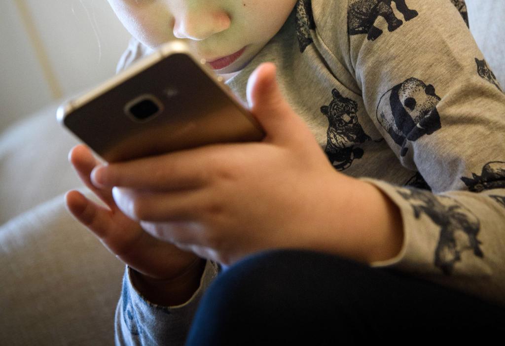 Ab neun Jahren haben die meisten Kinder in Deutschland ein eigenes Smartphone. (Symbolbild) - Foto: Hans-Jürgen Wiedl/ZB/dpa