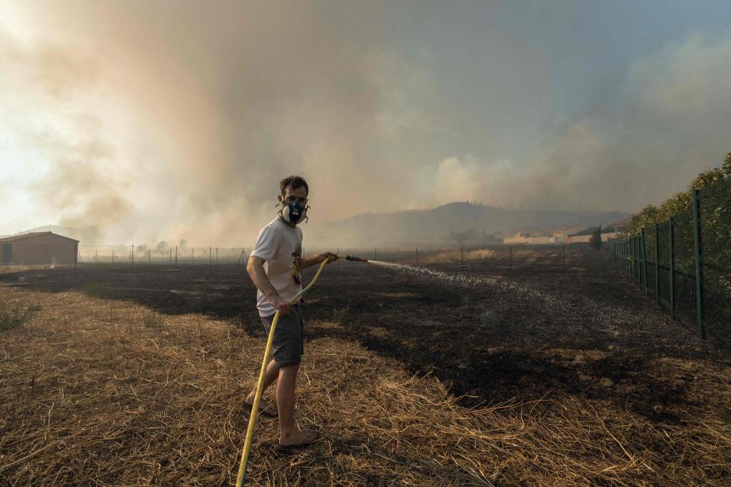 Das Feuer in Südfrankreich breitete sich rapide aus. - Foto: Idriss Bigou-Gilles/AFP/dpa