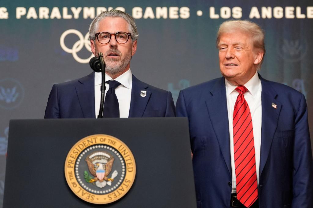 US-Präsident Trump (r) und Olympia-Organisationschef Casey Wasserman - Foto: Alex Brandon/AP/dpa