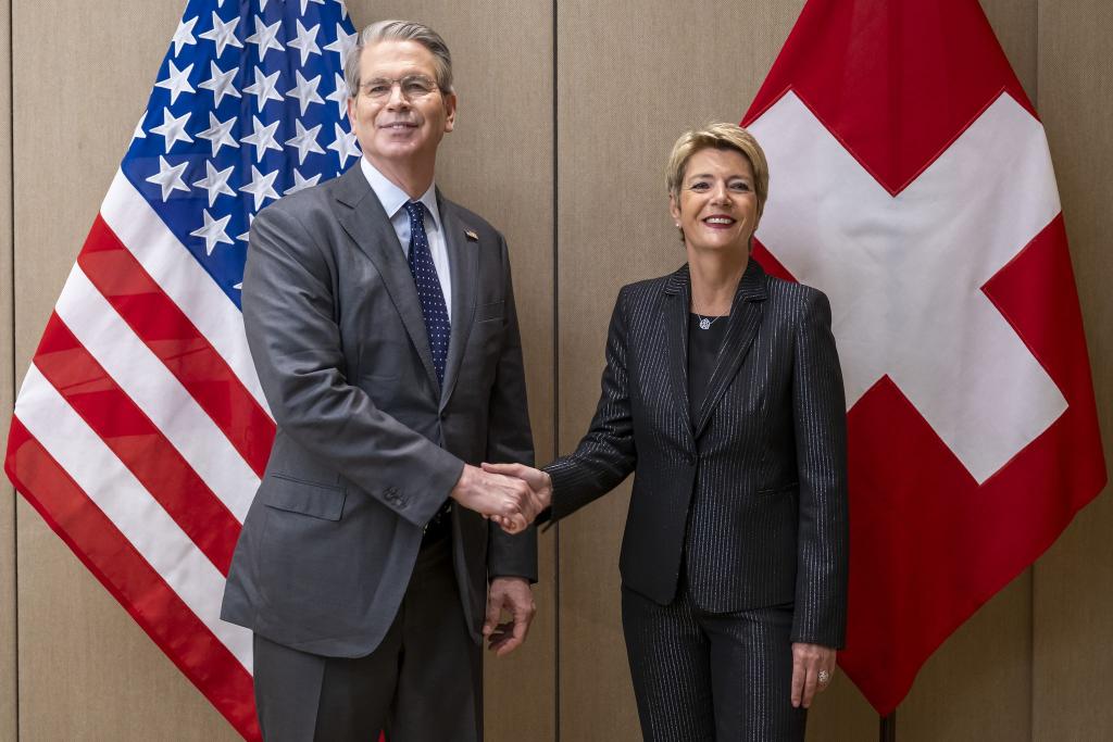 Da sah alles noch nach gütlicher Einigung aus, im Mai 2025. - Foto: Martial Trezzini/KEYSTONE/dpa