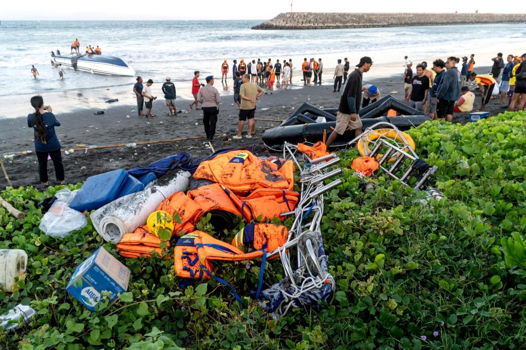 Mindestens zwei chinesische Touristen kamen bei dem Unglück ums Leben. - Foto: Dicky Bisinglasi/XinHua/dpa