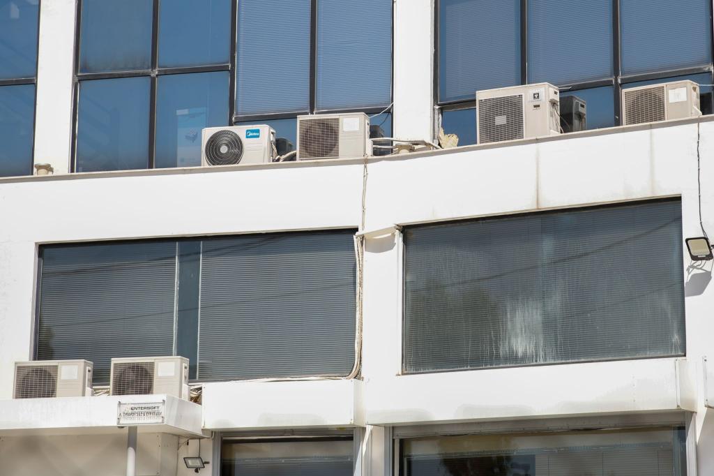 In Deutschland nach wie vor ein eher seltener Anblick: Außengeräte von Klimaanlagen an der Fassade eines Bürogebäudes. (Archivbild) - Foto: Socrates Baltagiannis/dpa
