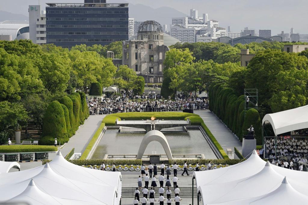 In der japanischen Stadt Hiroshima wurde der Opfer des Atombombenabwurfs vor 80 Jahren gedacht. - Foto: Uncredited/Kyodo News/AP/dpa