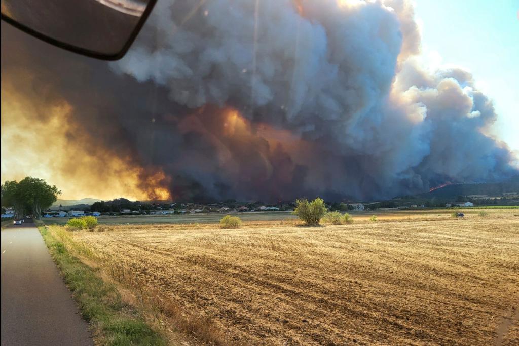 In der Nacht griff das Feuer weiter um sich. - Foto: Uncredited/Securite Civile/AP/dpa