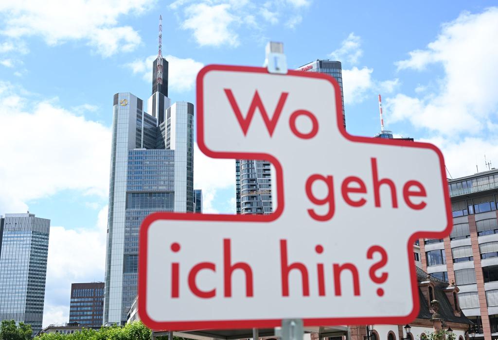 Mit steigenden Gewinnen und höheren Ausschüttungen will die Commerzbank ihre Eigenständigkeit bewahren (Archivbild) - Foto: Arne Dedert/dpa