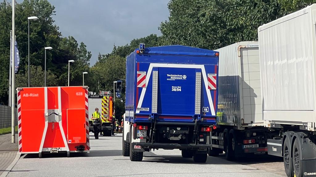 Die Bergungsarbeiten dauern mehrere Stunden nach dem Unfall in einem Kieler Gewerbegebiet an. - Foto: André Klohn/dpa