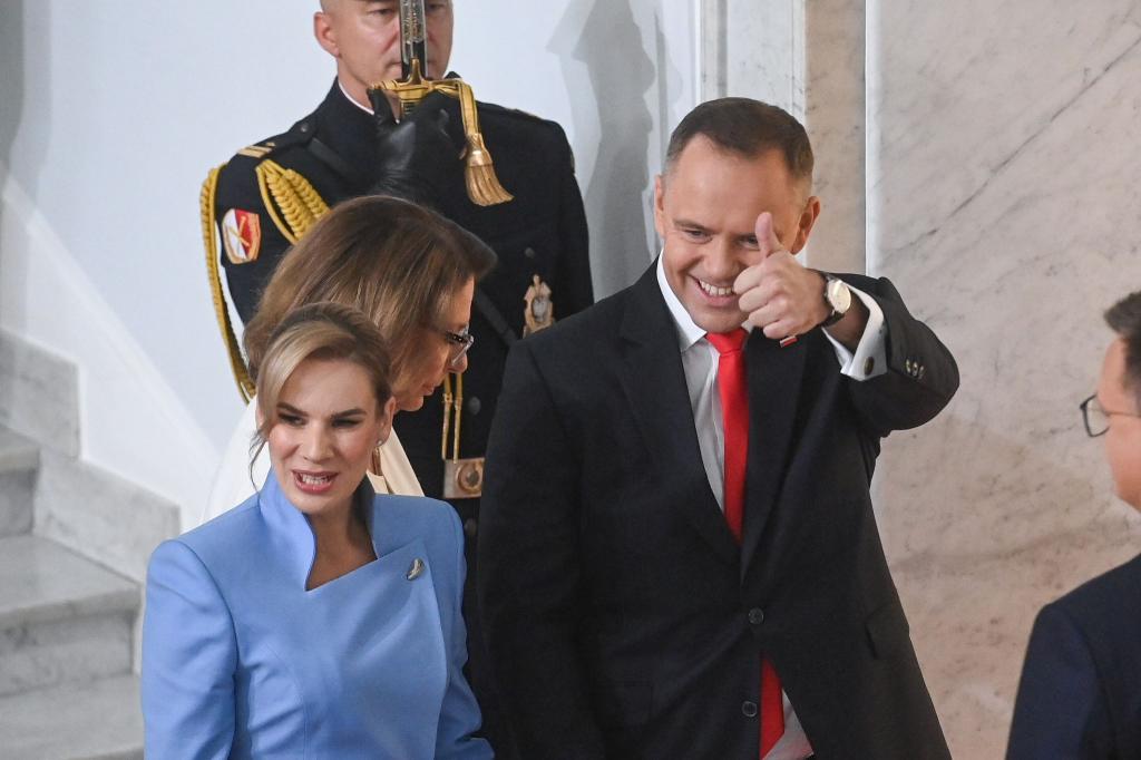 Polens neuer Präsident Karol Nawrocki, hier im Bild mit seiner Frau Marta, hat den Amtseid abgelegt. (Foto aktuell) - Foto: Piotr Nowak/PAP/dpa