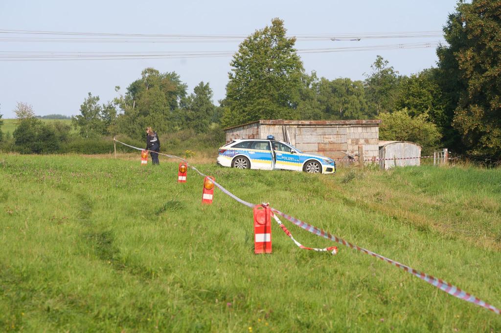 Die Polizei hat ein Gebiet nach dem Fund einer Leiche abgesperrt. - Foto: Thomas Frey/dpa