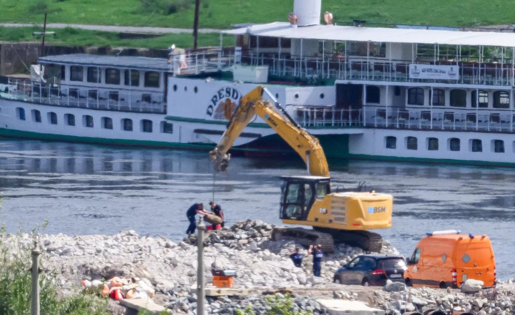 Mitarbeiter der Kampfmittelbeseitigung Sachsen transportieren während der Entschärfung am Fundort eine 250 Kilogramm schwere Weltkriegsbombe ab. - Foto: Robert Michael/dpa