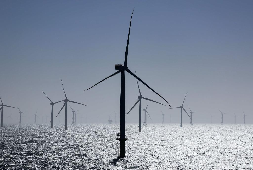 Windräder stehen in einem Windpark in der Nordsee. (Archivbild) - Foto: Christian Charisius/dpa