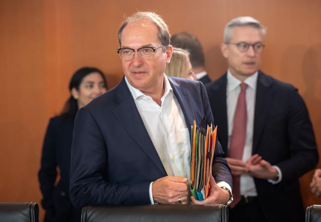 Bundesinnenminister Dobrindt will die Grenzkontrollen verlängern. - Foto: Michael Kappeler/dpa