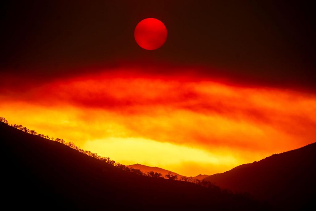 Der Rauch eines Feuers über dem Los Padres National Forest in Kalifornien. - Foto: Noah Berger/AP/dpa