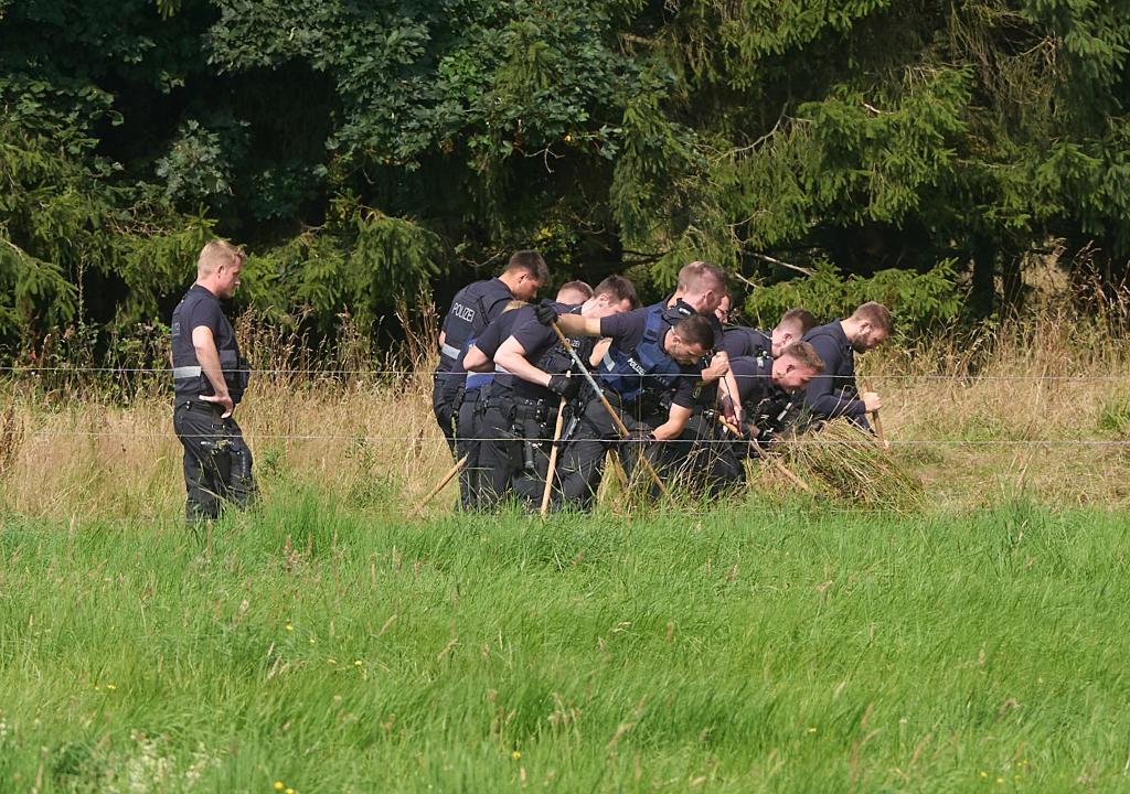 Polizisten sicherten nach dem Leichenfund Spuren. - Foto: Thomas Frey/dpa