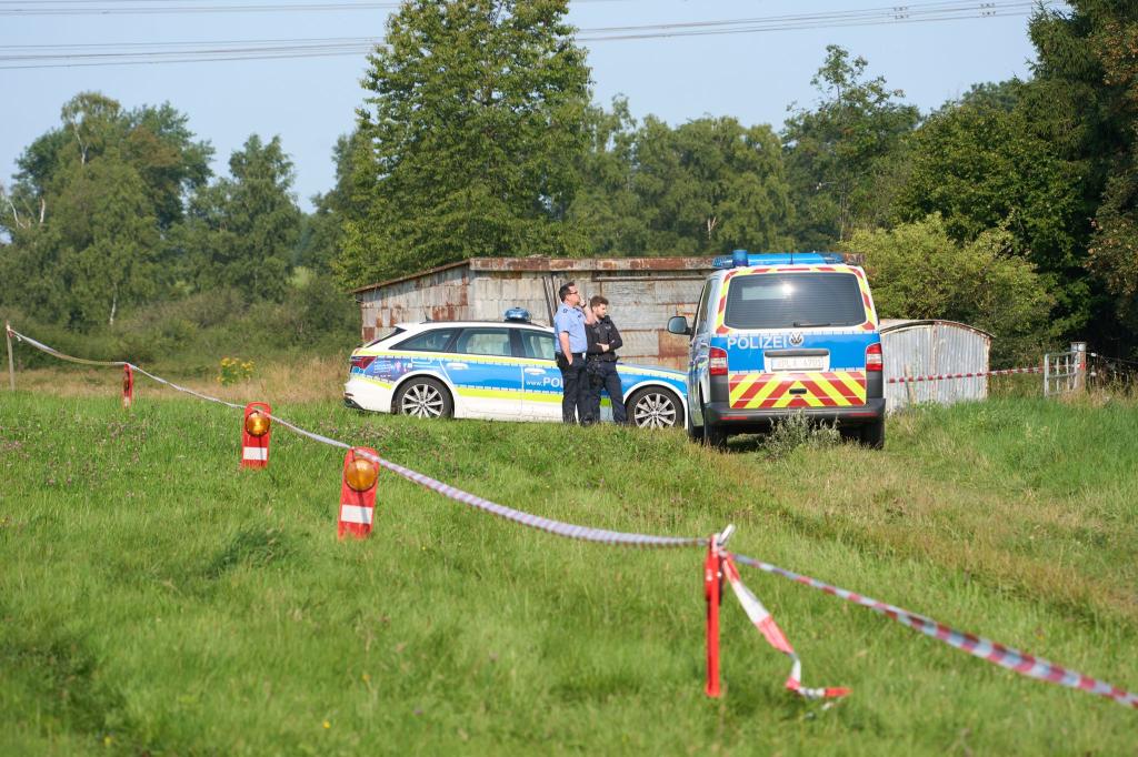 Die Suche am Fundort der Leiche ging auch am Donnerstag weiter. - Foto: Thomas Frey/dpa