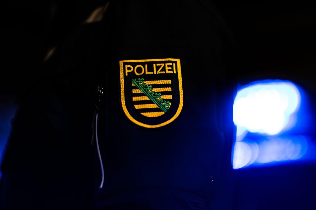 «Corona-Spaziergang»: Polizist aus Beamtendienst entfernt (Symbolbild). - Foto: Robert Michael/dpa