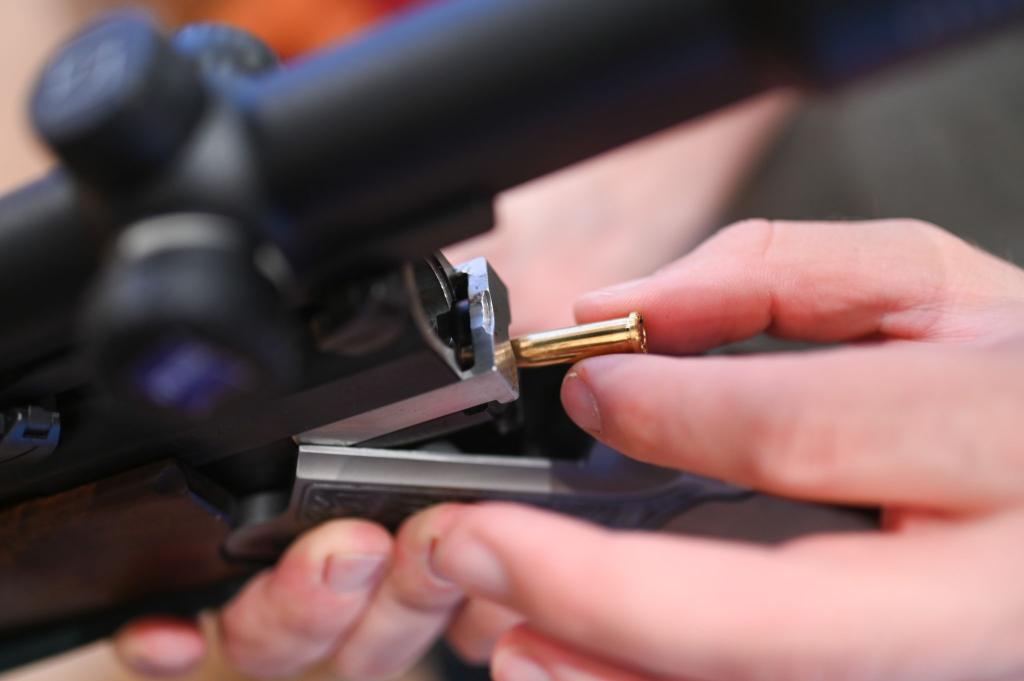 Bei einem 60-jährigen Mann in Lübtheen hat die Polizei nach eigenen Angaben Waffen und Sprengstoff sichergestellt. (Symbolbild) - Foto: Marius Bulling/dpa
